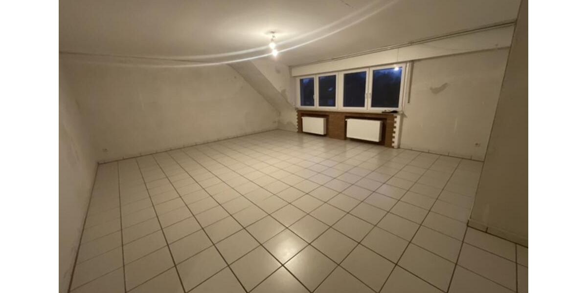 Schöne helle renovierte Dachgeschosswohnung 3 zimmer