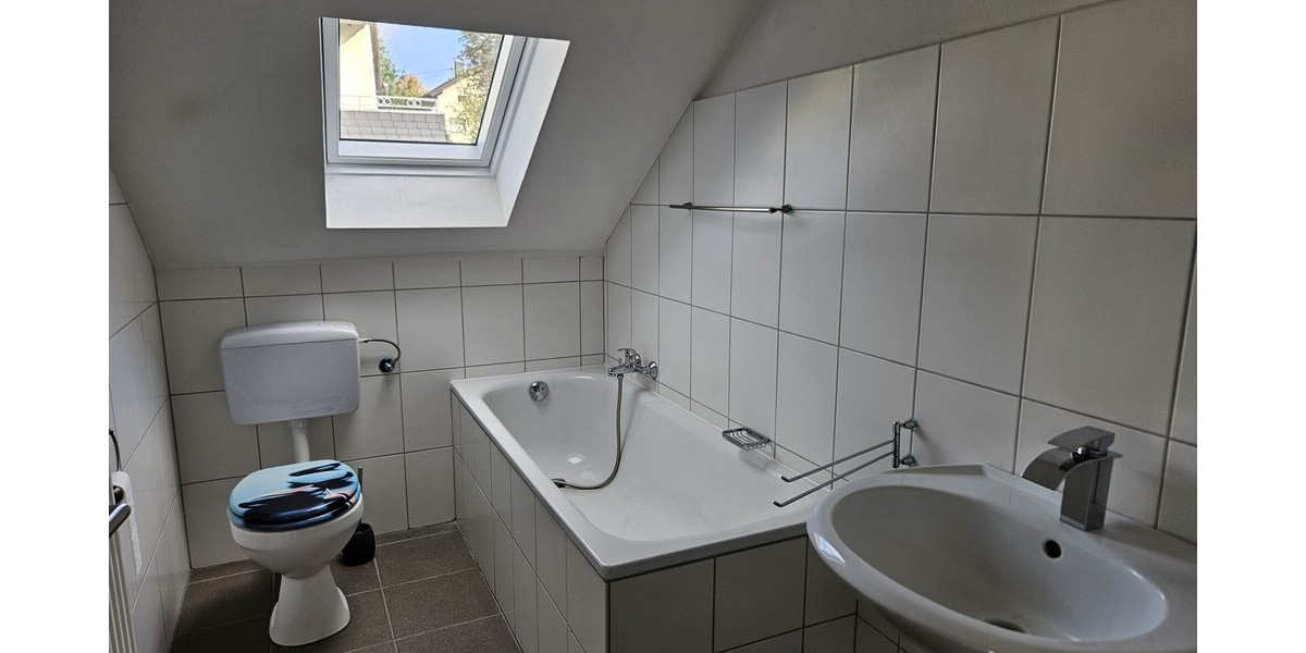 Moderne Dachgeschosswohnung in ruhiger Lage - Dachgeschoßwohnung Königswinter | Angebot:24863857