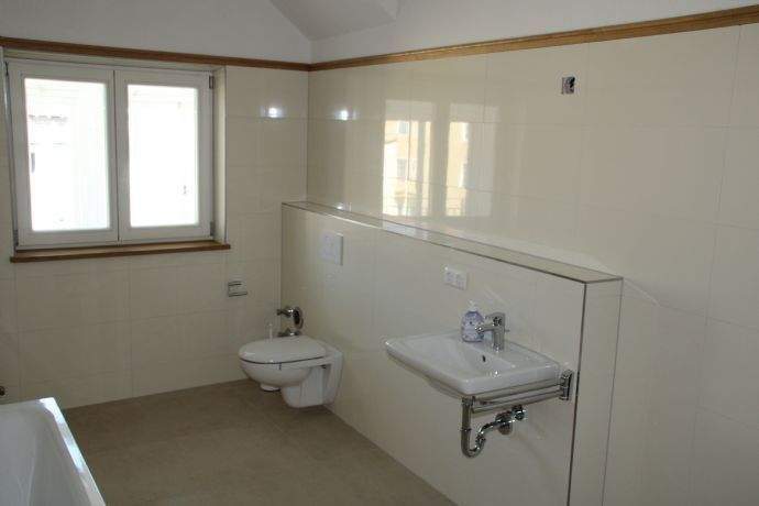 Etagenwohnung Vilsbiburg - 3 Zimmer, 141 m&sup2;, 1.200&euro; | Angebot:24761687