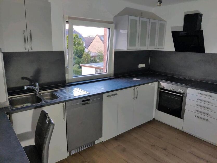 Ab Sofort Bezugsfreimit Einbauküche NEU sanierte 3 Zimmer