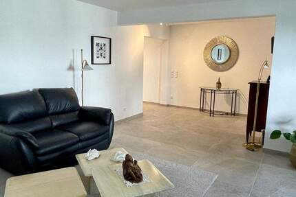 GERADLINIG: SCHICKE, SANIERTE WOHNUNG MIT EINBAUKÜCHE UND 2 STELLPLÄTZEN! 3 zimmer