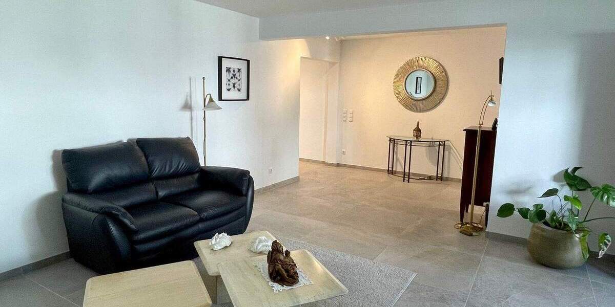 GERADLINIG: SCHICKE, SANIERTE WOHNUNG MIT EINBAUKÜCHE UND 2 STELLPLÄTZEN! 3 zimmer