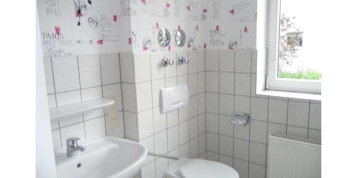Gepflegte 3-Zimmer-DG-Wohnung, Tel.: 0171 8310089 3 zimmer