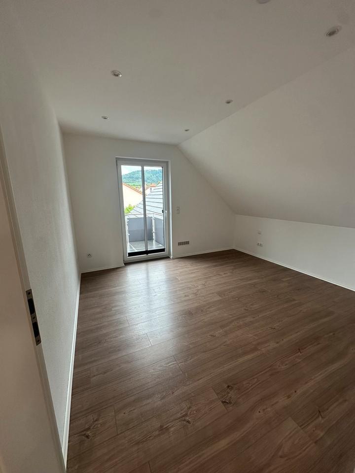 3 1|2 Zimmer Wohnung + Balkon in Rödelsee 100qm