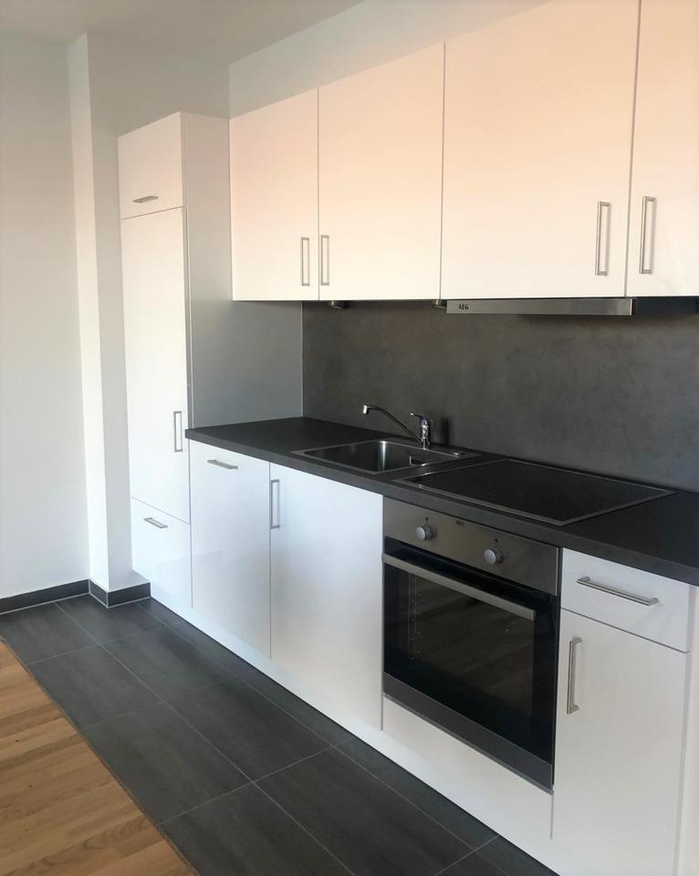 KEINE ANRUFE - nur schriftliche Anfragen - großzügige 1 Zimmer - Balkon - Tiefgarage - SB 3 Whg. 12 zimmer