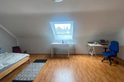 Schönes Zimmer in DG mit eigenen Bad zimmer