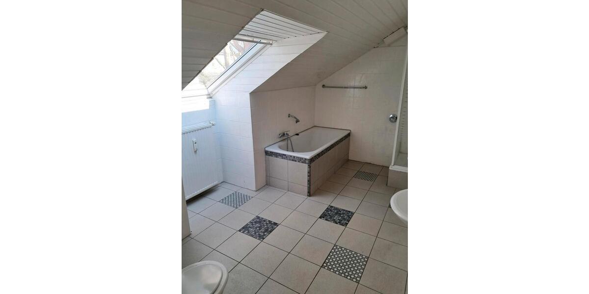 Dachgeschoßwohnung Duisburg Ruhrort - 4 Zimmer, 100 m&sup2;, 500&euro; | Angebot:26190200