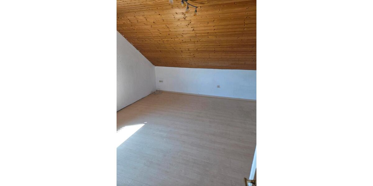 Dachgeschoßwohnung Pohlheim - 6 Zimmer, 80 m&sup2;, 700&euro; | Angebot:26619459