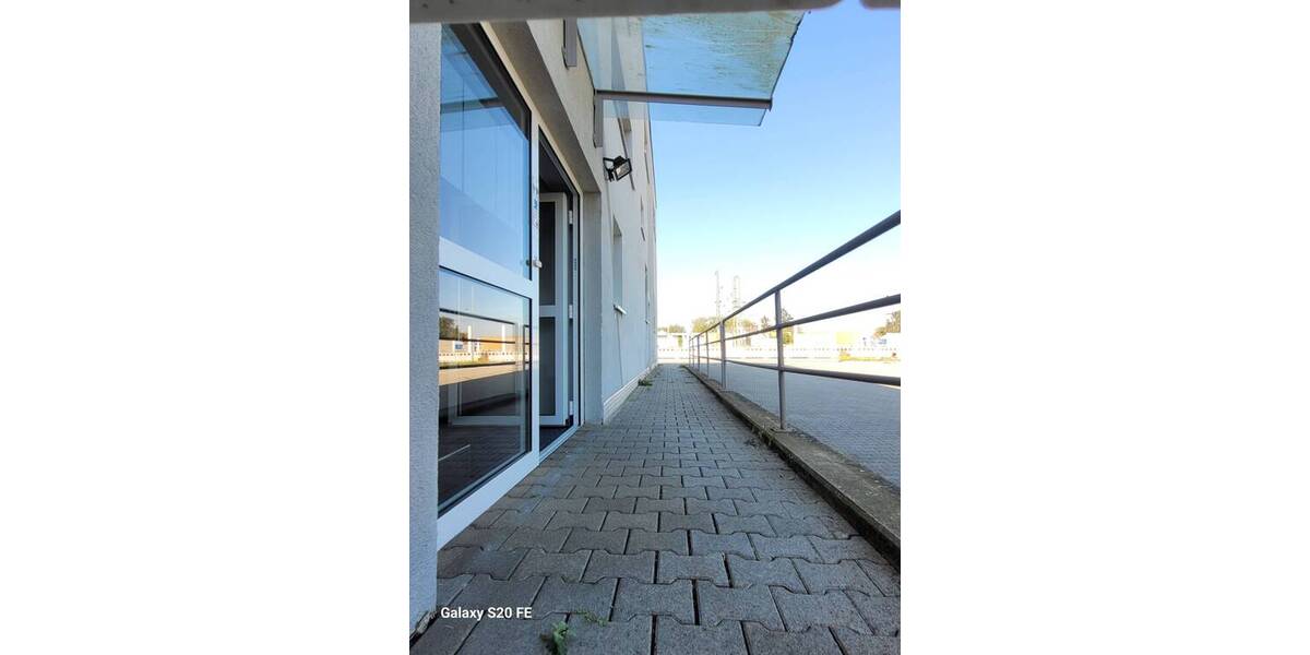 Gewerbehalle_Studio_Werkstatt mit Rolltor und Büro am Bahnhof Müllheim 2 zimmer