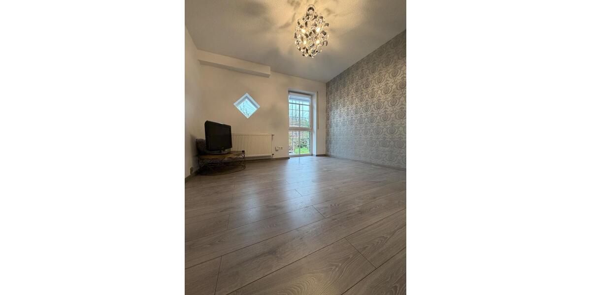 Großzügiger Haushälfte mit exklusivem Pool, großem Garten & Kamin 5.5 zimmer