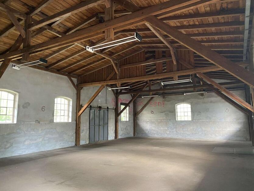 Lagerfläche 180 m² - Halle für Spedition, Handel, u.ä. - auch für Anlieferung großer LKW, Sattelzüge