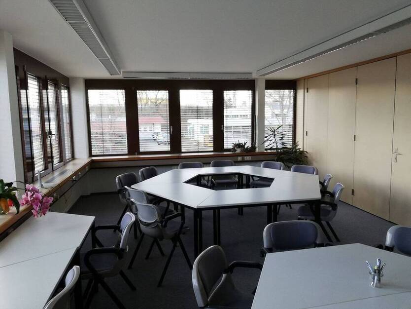 431 qm Lagerfläche und 2 schöne Büros in Kornwestheim Nähe Stuttgart - All-in-Miete