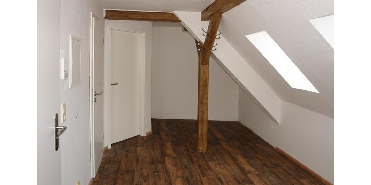 O85W5: Schöne 1-R-Wohnung im Dachgeschoss mit Holzbalken und EBK im Stadtzentrum von Eisleben 1 zimmer