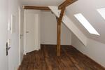 O85W5: Schöne 1-R-Wohnung im Dachgeschoss mit Holzbalken und EBK im Stadtzentrum von Eisleben 1 zimmer