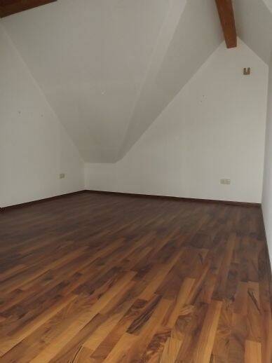 Gut geschnittenes 2 Zimmer-Apartment mit Einbauküche und Wannenbad, in ruhiger Lage von Wiesenbronn. Nur 10 Min. nach Kitzingen... 2 zimmer