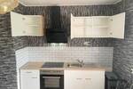 Zentral und schön renoviert: Helle 2-Zimmer-Wohnung + Essküche + Bad, etc., im 1. Stock!