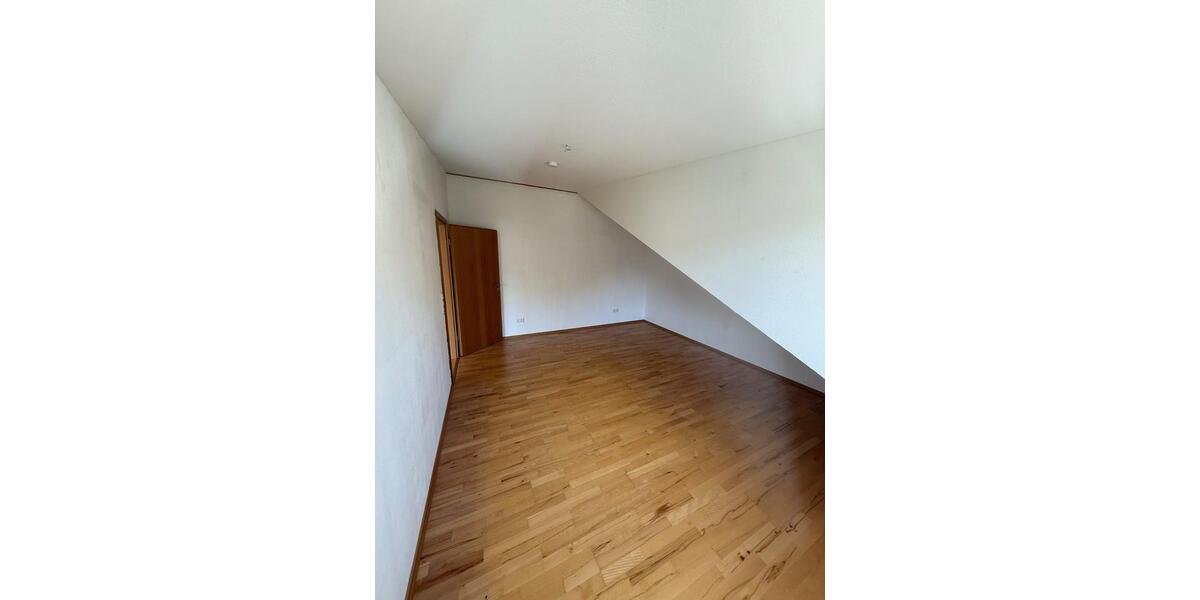 Dachgeschoßwohnung Knittlingen - 3 Zimmer, 96 m&sup2;, 850&euro; | Angebot:26073135