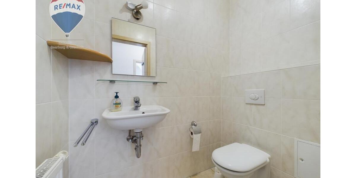 Großzügige Terrasse & viel Grün: Helle Souterrainwohnung 3 zimmer