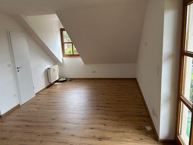 Dachgeschoßwohnung Großheirath - 1 Zimmer, 35 m&sup2;, 350&euro; | Angebot:26635438