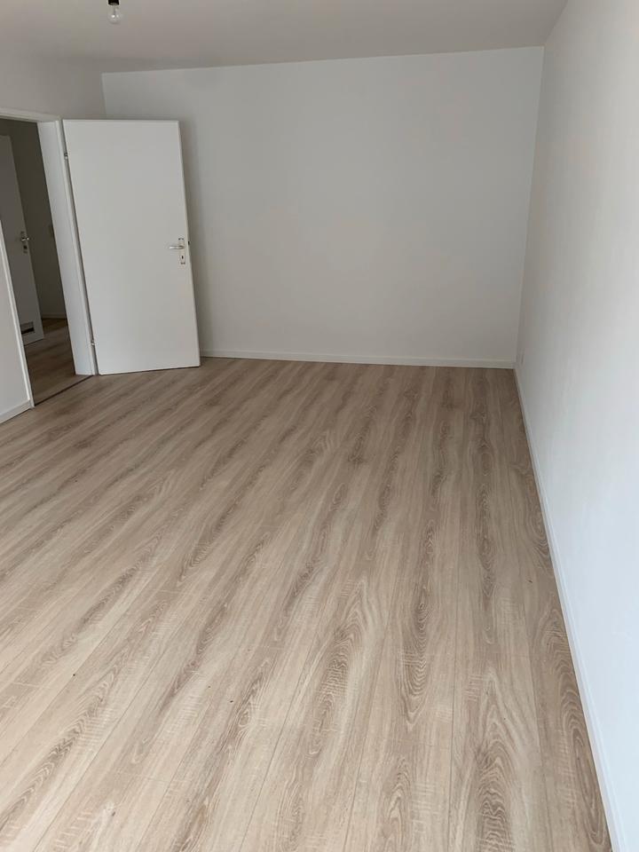 Vollständig renovierte 3 Zimmer Wohnung, mit Balkon und EBK zimmer