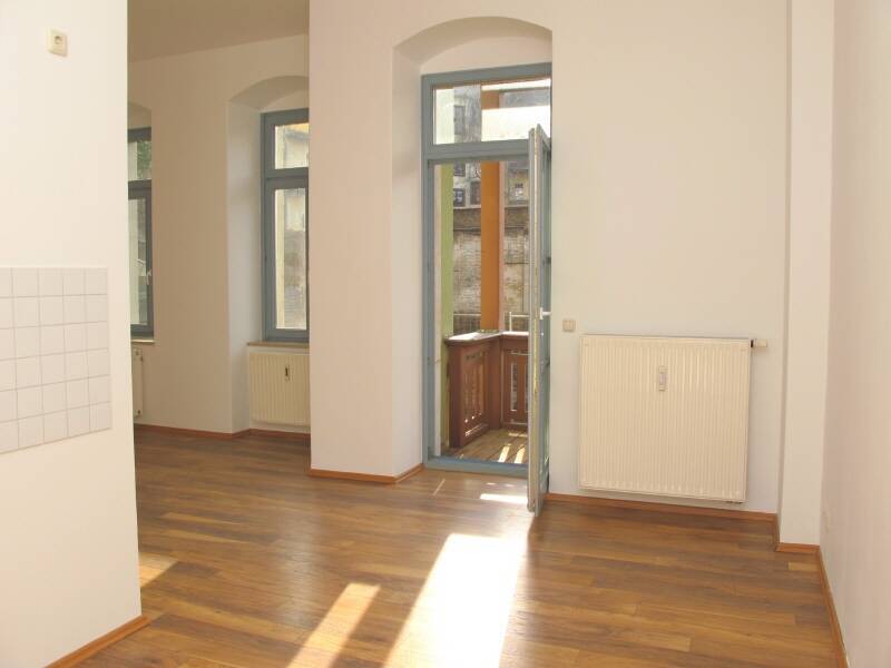 Schöne hohe Räume mit Sonnen-Balkon