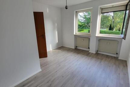 2-Zimmer Wohnung mit Balkon und Keller, großes Bad, ohne EBK