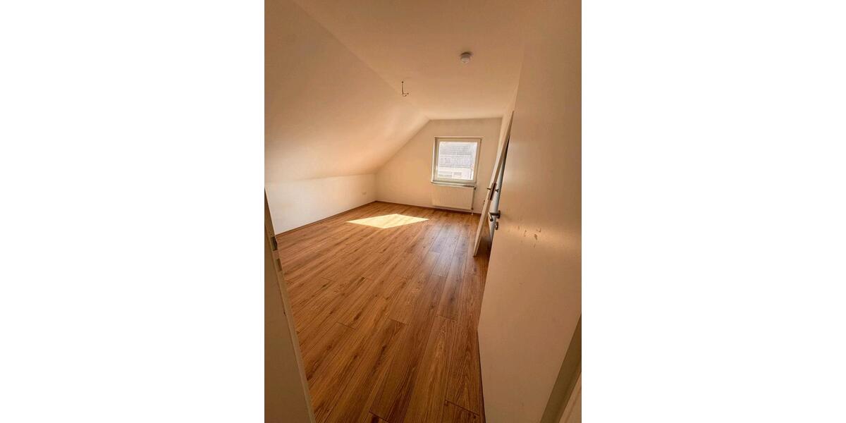 Dachgeschoßwohnung Wölfersheim - 3.5 Zimmer, 96 m&sup2;, 1.350&euro; | Angebot:26048547