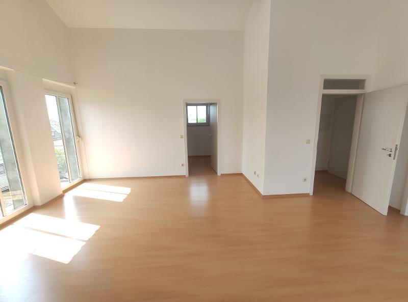 2 Zi. Wohnung mit LOGGIA und BALKON in Höchstadt SÜD