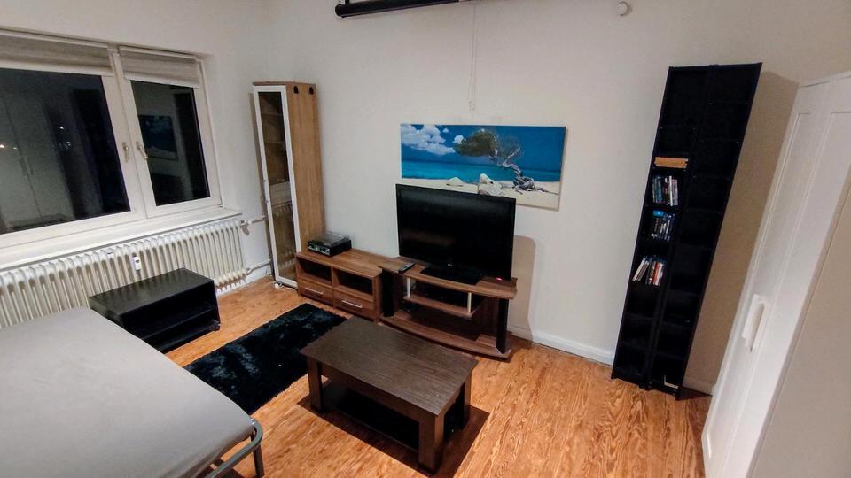 Zimmer mit Balkon in Wohnung zur Zwischenmiete