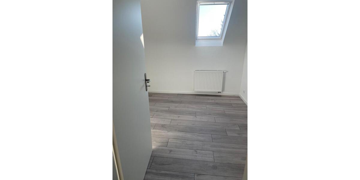 Dachgeschoßwohnung Solingen Aufderhöhe - 4 Zimmer, 80 m&sup2;, 950&euro; | Angebot:25234466