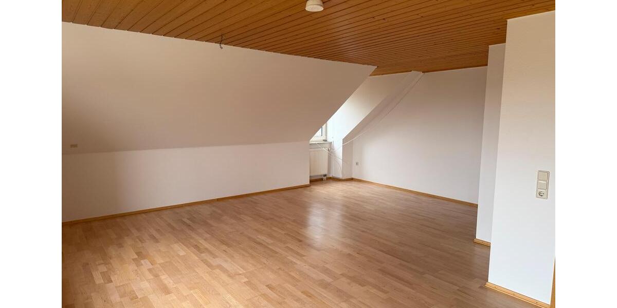 Dachgeschoßwohnung Feuchtwangen - 3 Zimmer, 82 m&sup2;, 700&euro; | Angebot:26047291