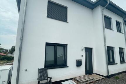 Haus Rüsselsheim am Main - 6 Zimmer, 174 m&sup2;, 2.500&euro; | Angebot:24862391