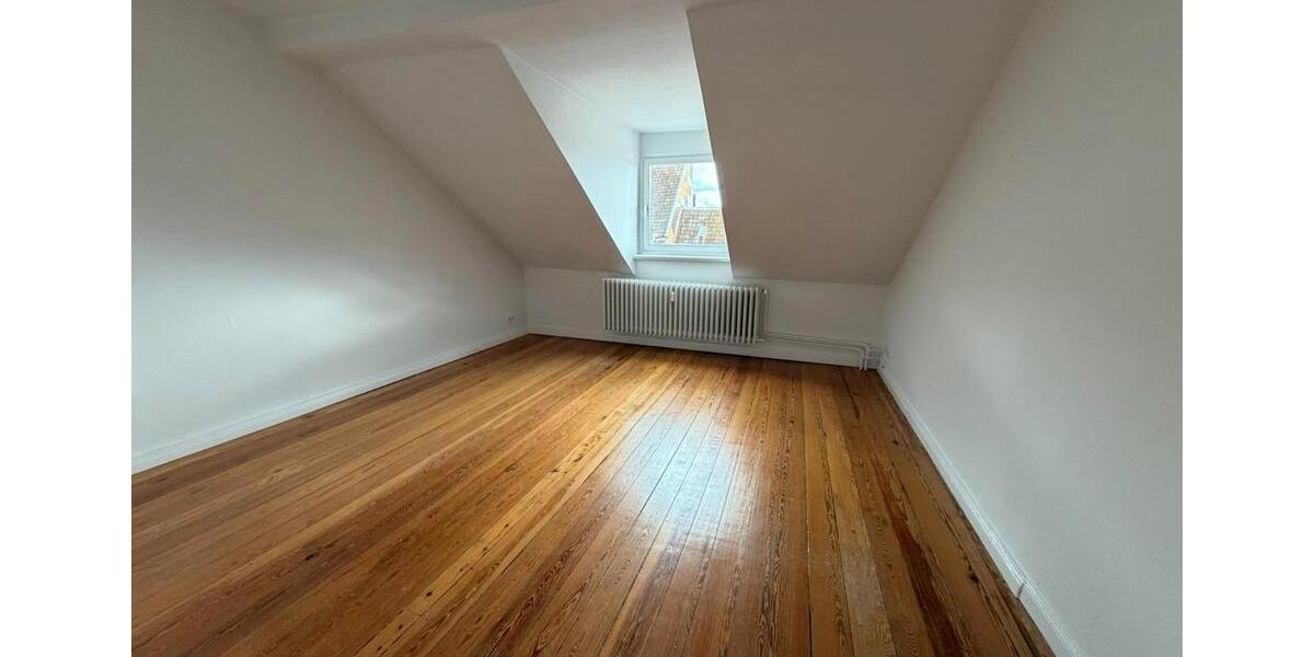 Dachgeschoßwohnung Kiel - 4 Zimmer, 127 m&sup2;, 1.490&euro; | Angebot:26625648