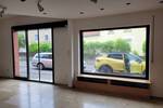 Ladenlokal mit Schaufenster, Büro und Lagerräumen