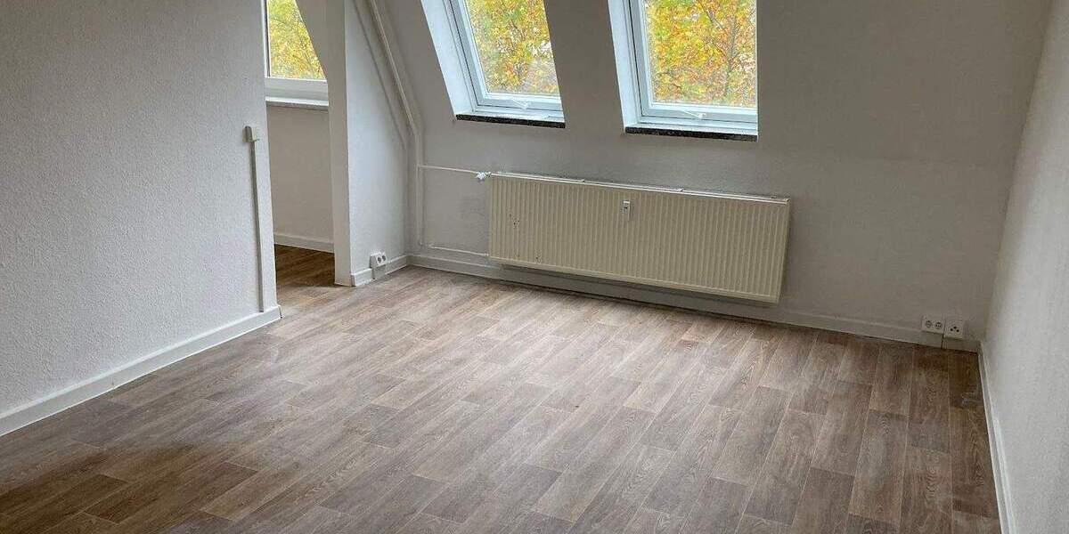 Perfekt für die kleine Familie. 3-Raum-Wohnung im Dachgeschoss. Wanne. Innenstadt. 3 zimmer