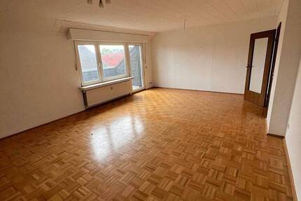 Geräumige 4-Zimmer Wohnung mit Balkon!