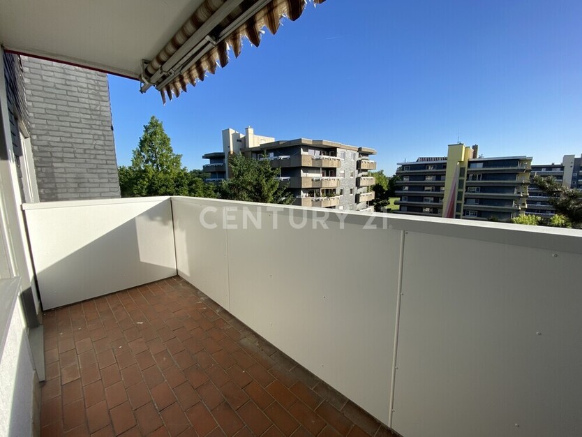 Stilvoll modernisierte 3,5-Zimmer-Wohnung mit Balkon, Aufzug und Stellplatz