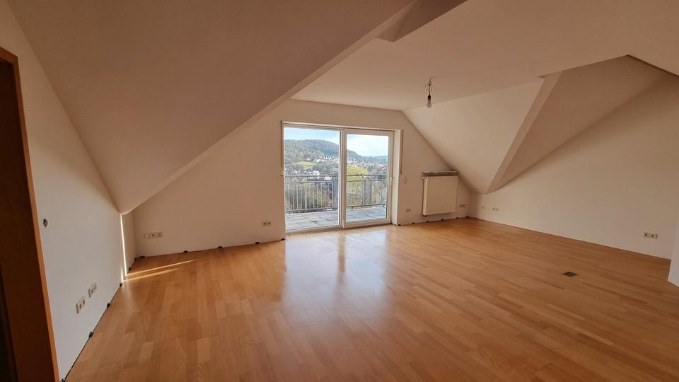 Dachgeschoßwohnung Bad Kissingen - 4 Zimmer, 122 m&sup2;, 970&euro; | Angebot:26233588