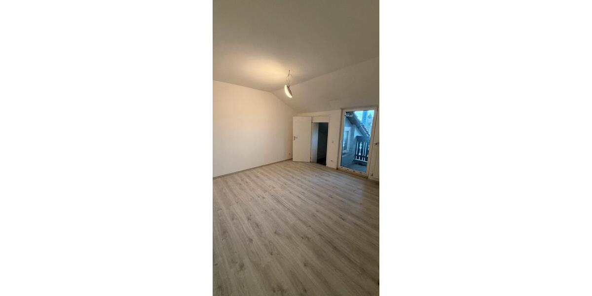 Dachgeschoßwohnung Wallerfangen - 3 Zimmer, 62 m&sup2;, 700&euro; | Angebot:25648969