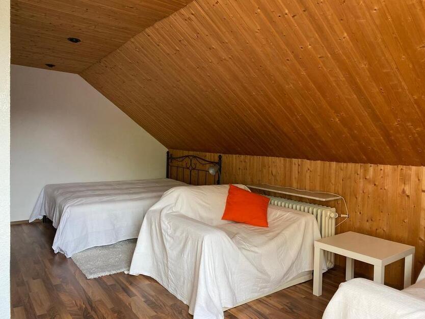 möbl. DG-Zimmer für Student, Praktikant o. WE-Heimfahrer zimmer