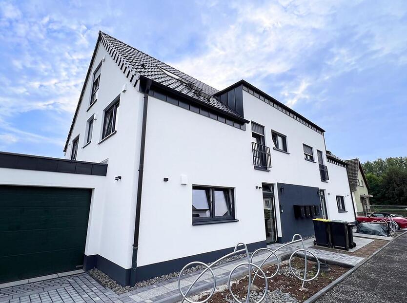Neuwertig. Energieeffizient. Hochwertig. Luxuriöse 3-Zimmer-Erdgeschoßwohnung in Siegburg mit Terrasse & Wärmepumpe. Baujahr 2024