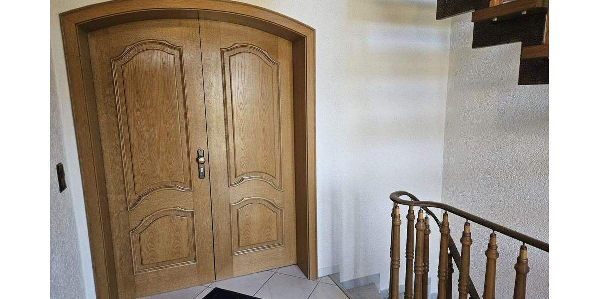 Hauptwohnung in Zweifamilienhaus mit Garage und Werkstattraum 4 zimmer