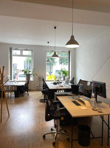Offener Bereich der Plätze in modernem Ladenbüro zu vermieten - All-in-Miete