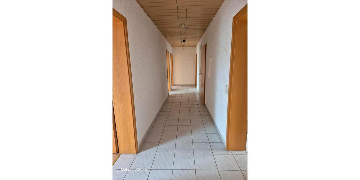 Dachgeschoßwohnung Ehringshausen - 4 Zimmer, 110 m&sup2;, 1.200&euro; | Angebot:24650386