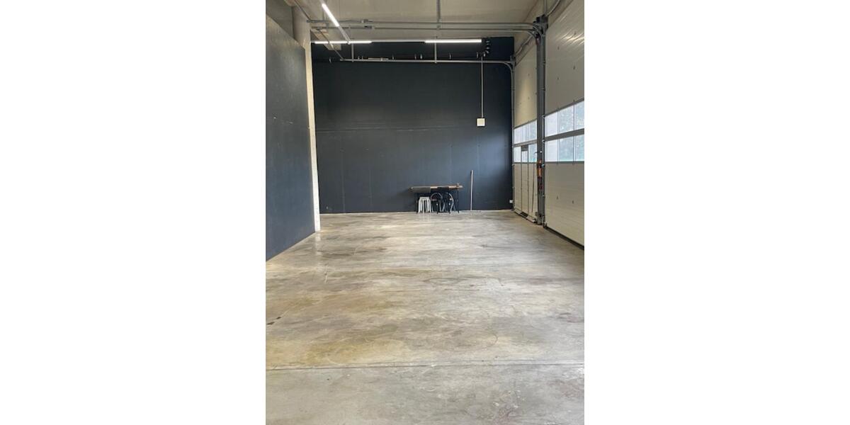 Moderne Gewerbehalle Werkstatt mit eigenem Büro zimmer