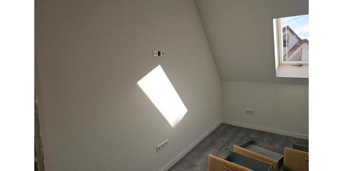 3 Zimmerwohnung ca. 70 qm Neu Saniert Dachgeschosswohnung 3 zimmer