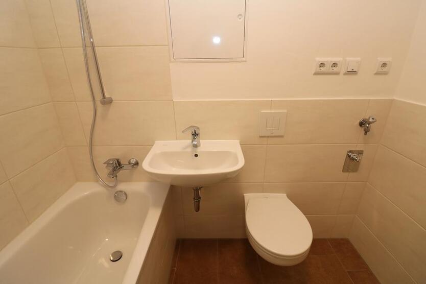 3...2...1...meins...neu sanierte 2-RW mit Wanne u. Balkon!!!