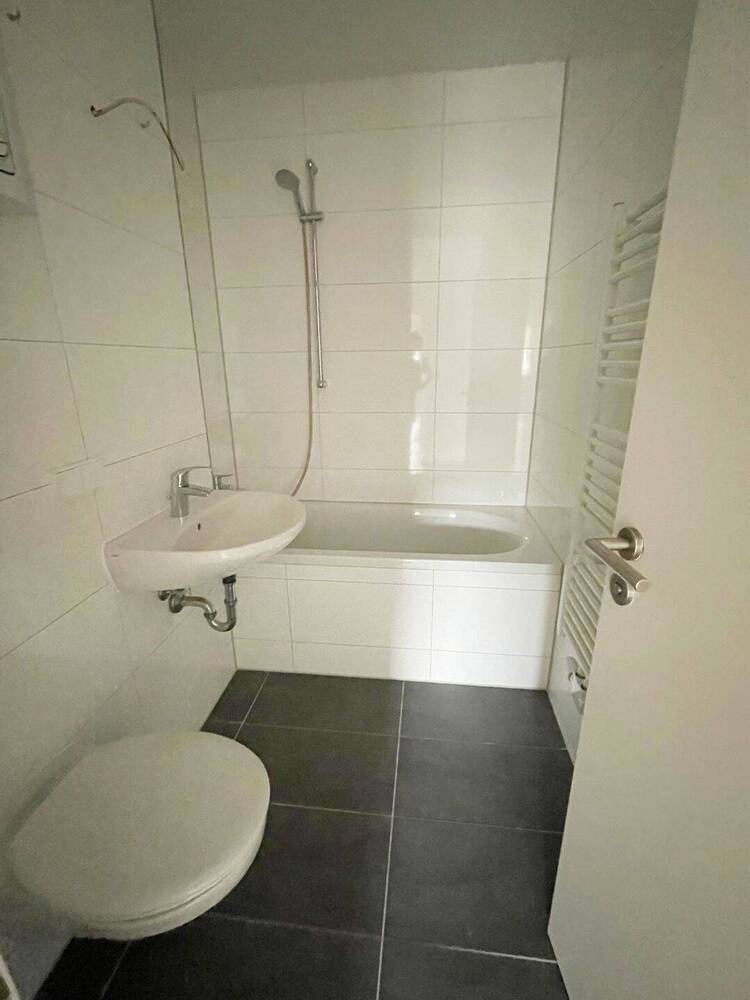 Erstbezug nach Modernisierung! 2 Zimmer + Balkon, neuer Boden, neues Bad, Aufzug