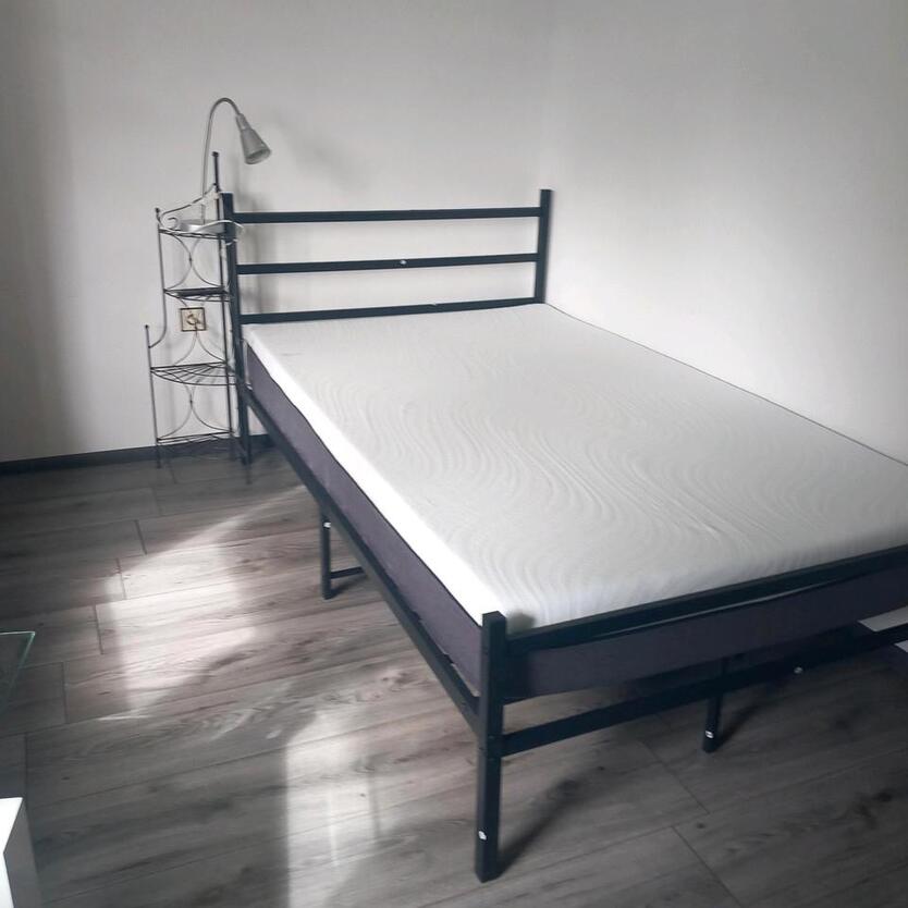 Einzelzimmer, 2 Bettzimmer, Küche, Bad, Hof, Kellerbar, Waschmasc zimmer