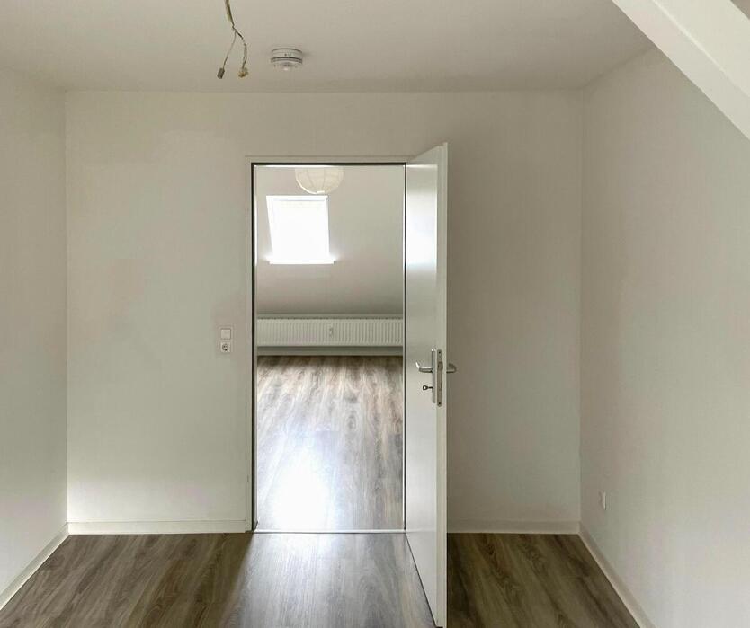 Gemütliche 2-Zimmer-Dachgeschosswohnung mit Einbauküche in Chemnitz-Hilbersdorf! 1 zimmer